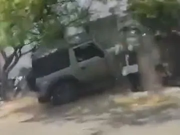 coimbatore-saravanampatti-college-car-stunt-accident-students-escape