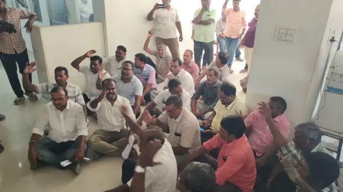 tasmac protest crowd scene