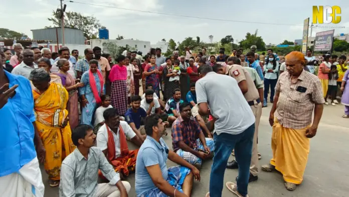 Vellalore road protest crowd